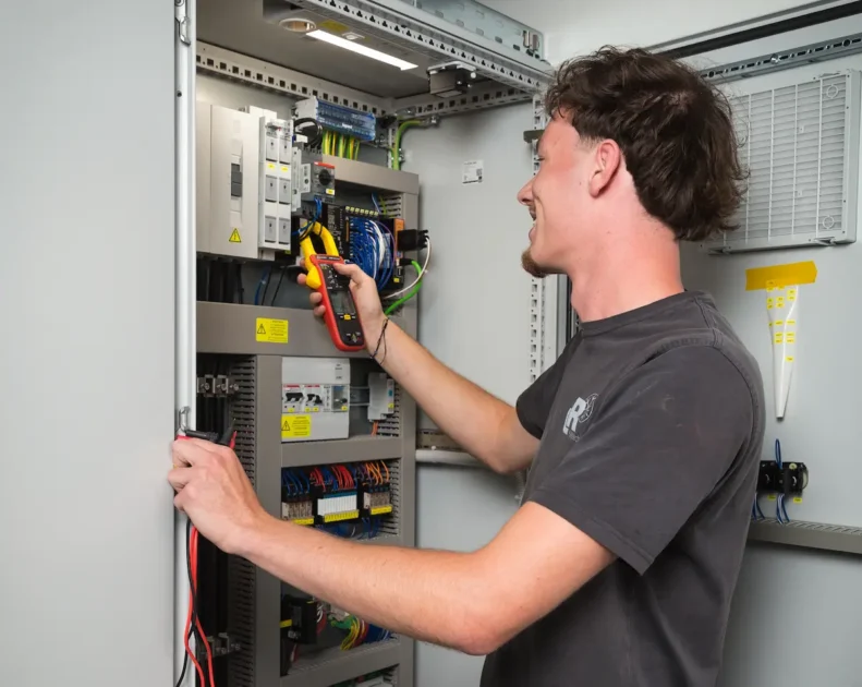 Vincent Oppermann arbeitet an einem Schaltschrank. Traumberufe Mechatroniker für Kältetechnik 2026