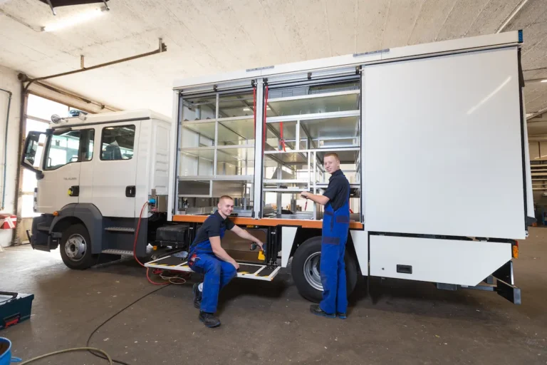 Vitali Sulymov (links) und David Mundes arbeiten an einem Ger&auml;tewagen f&uuml;r den Katastrophenschutz. Traumberufe Karosserie- und Fahrzeugbaumechaniker 2026