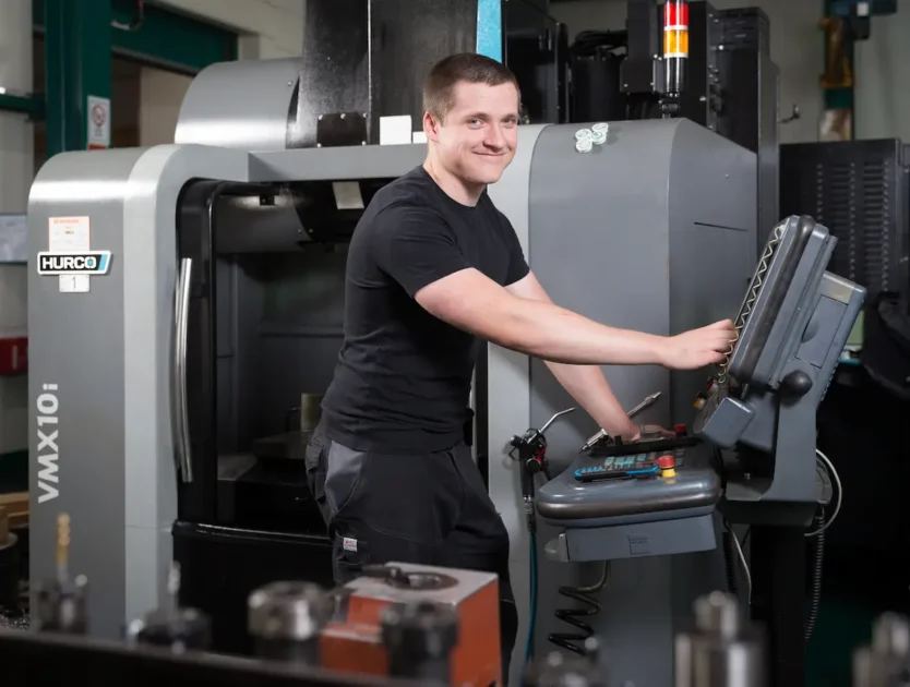 Louis Rochna programmiert eine CNC-gesteuerte Fräsmaschine. Traumberufe Feinwerkmechaniker 2026