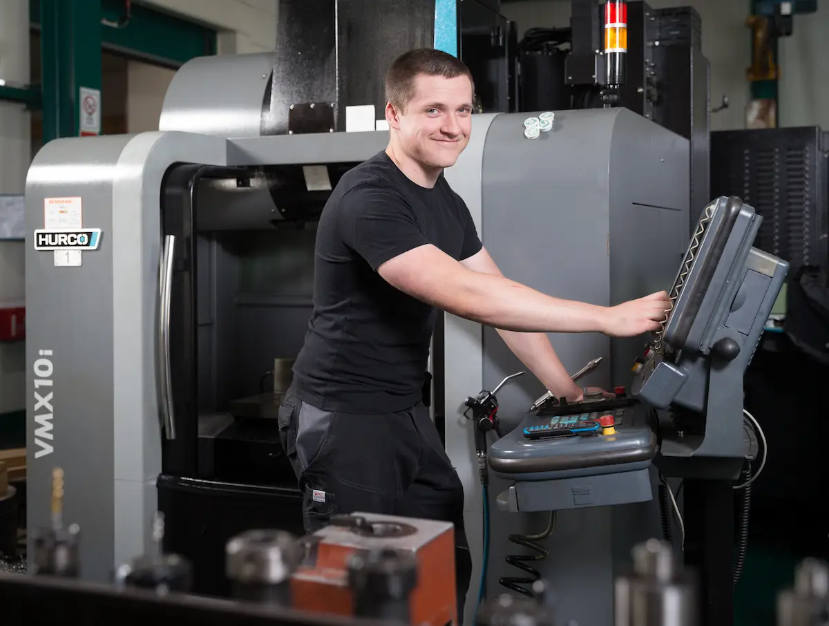 Louis Rochna programmiert eine CNC-gesteuerte Fräsmaschine. Traumberufe Feinwerkmechaniker 2026