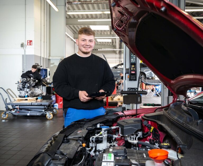 Als angehender Kfz-Mechatroniker im vierten Lehrjahr darf Michael Maurer beim Autohaus Göttgens auch bei E-Autos schon einige Aufgaben übernehmen wie beispielsweise das Auslesen des Fehlerspeichers mit einem Laptop. Foto: Gabi Bender