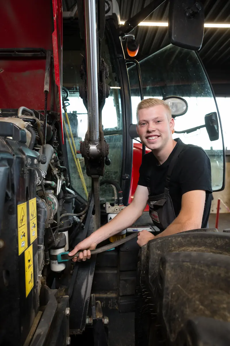 Tim Linnhoff inspiziert einen Traktor. Traumberufe Land- und Baumaschinenmechatroniker 2026