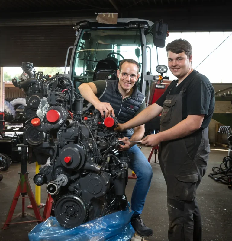 Benedikt Sommer (links) und Max Salmen mit einem neuen Motor. Traumberufe Land- und Baumaschinenmechatroniker 2026