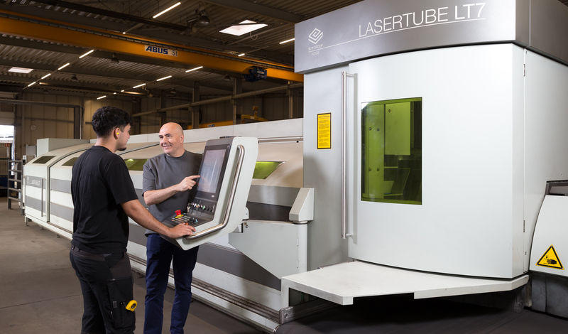 Veli Güngör gibt Qatada Alesheab Tipps für die Bedienung einer CNC-gesteuerten Lasertube - Traumberuf Metallbauer 2025