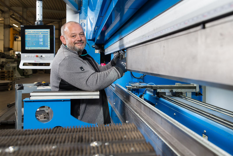 Andreas Schulz tauscht die Oberwerkzeuge bei einer Abkantpresse aus - Traumberuf Metallbauer 2025
