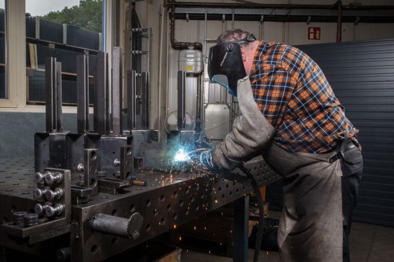 Sergej Lapin schweißt Adapterstücke für Bauprojekte - Traumberuf Metallbauer 2025
