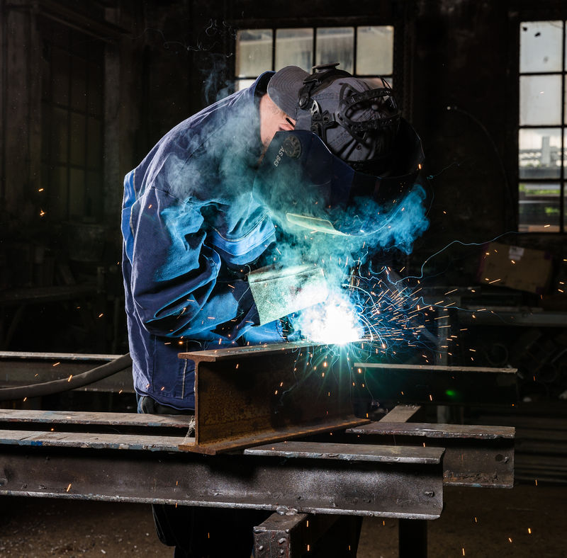 In der Werkstatt der Nott Metallbau GmbH schweißt Azubi Daniel Korcz - Traumberuf Metallbauer 2025