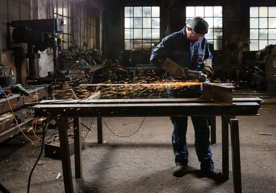 In der Werkstatt der Nott Metallbau GmbH schleift Azubi Daniel Korcz eine Schweißnaht - Traumberuf Metallbauer 2025