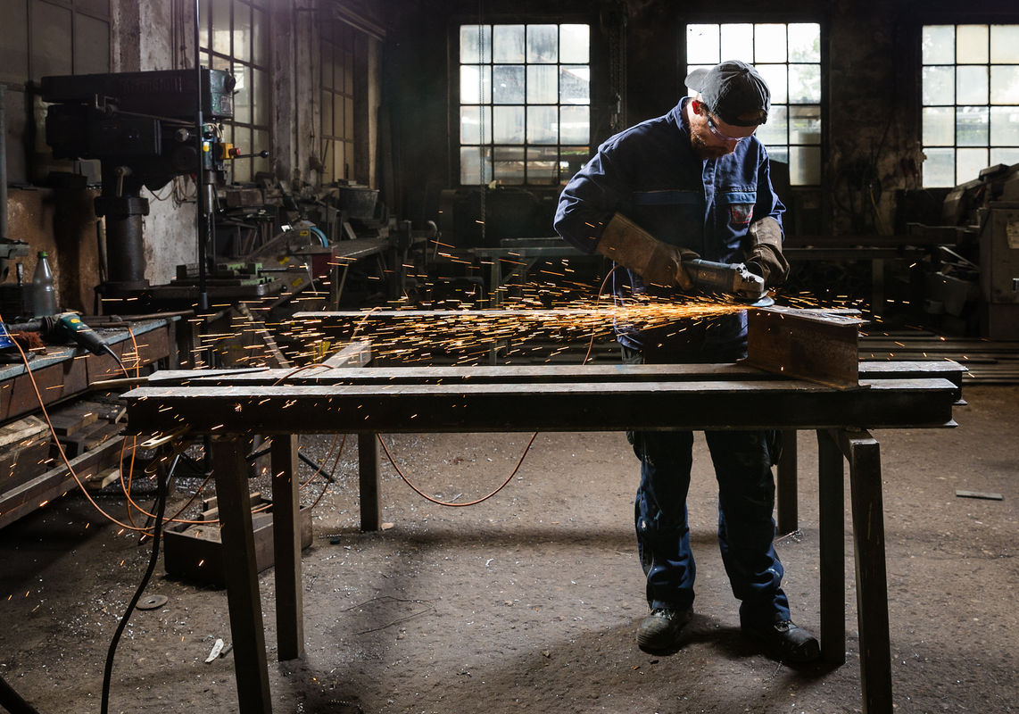 In der Werkstatt der Nott Metallbau GmbH schleift Azubi Daniel Korcz eine Schweißnaht - Traumberuf Metallbauer 2025