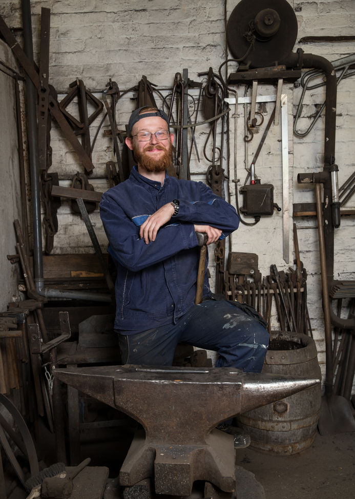 Daniel Korcz steht mit dem Hammer in der Hand hinter einem Amboss - Traumberuf Metallbauer 2025