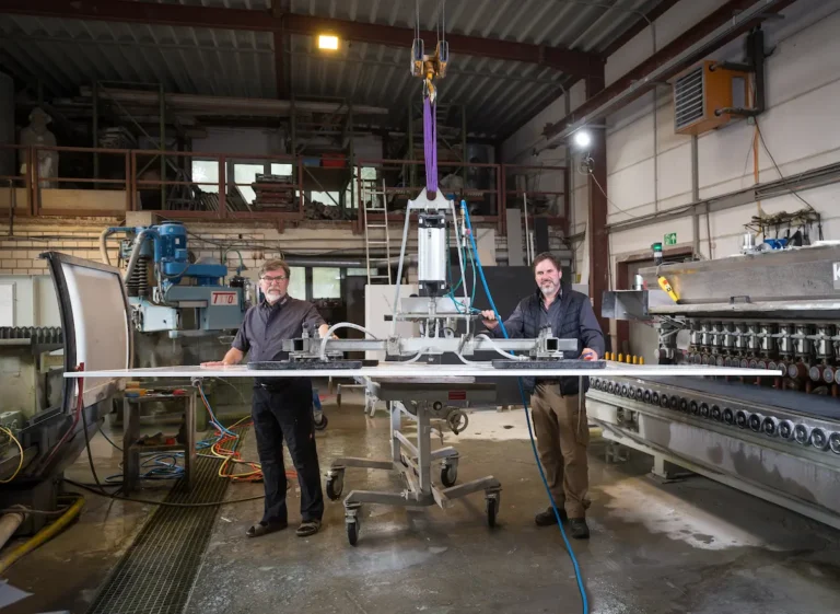Mit einem Kran bef&ouml;rdern Steinmetzmeister Hans-Dieter Sch&uuml;tte (links) und sein Sohn Karsten Sch&uuml;tte eine K&uuml;chenarbeitsplatte in der firmeneigenen Halle. Traumberufe Steinmetz 2026