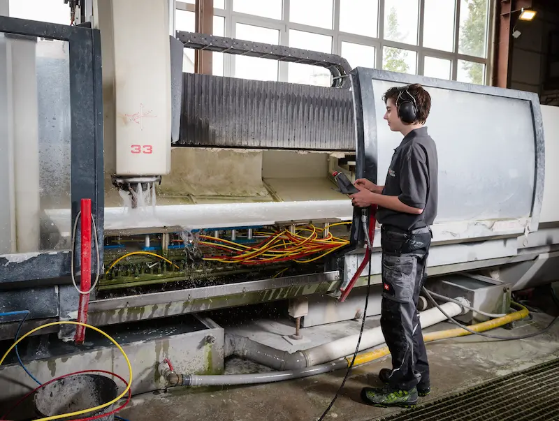 Christian Schütte steuert eine CNC-Fräse. Traumberufe Steinmetz 2026