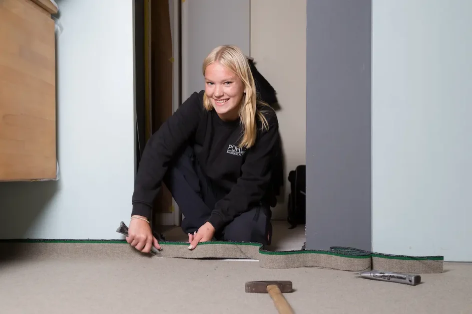Lara Krüger verlegt Teppichboden. Traumberufe Raumausstatter 2026