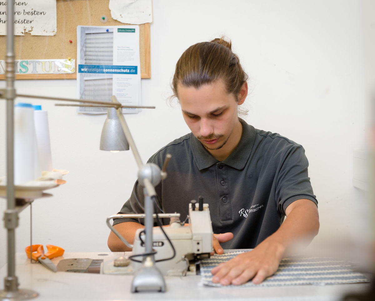 Georgii Gibelgaus arbeitet an der Nähmaschine
