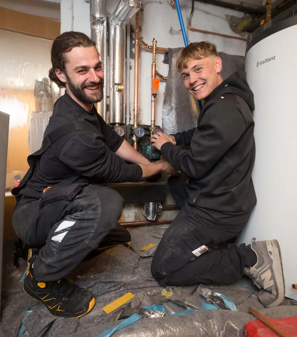 Theo Sattler und Azubi Marco Drapacz messen den Druck an dem Ausdehnungsgefäß einer Heizungsanlage. Traumberufe 2026 Anlagenmechaniker für SHK
