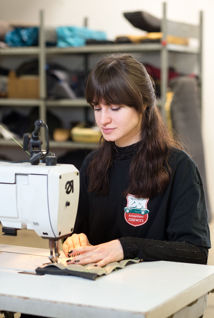 Lena Peters arbeitet an der Nähmaschine
