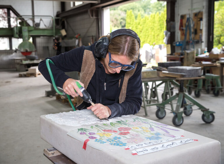 Daniela Clever bereitet ein florales Motiv auf einem Grabstein vor - Traumberuf Steinmetz 2025