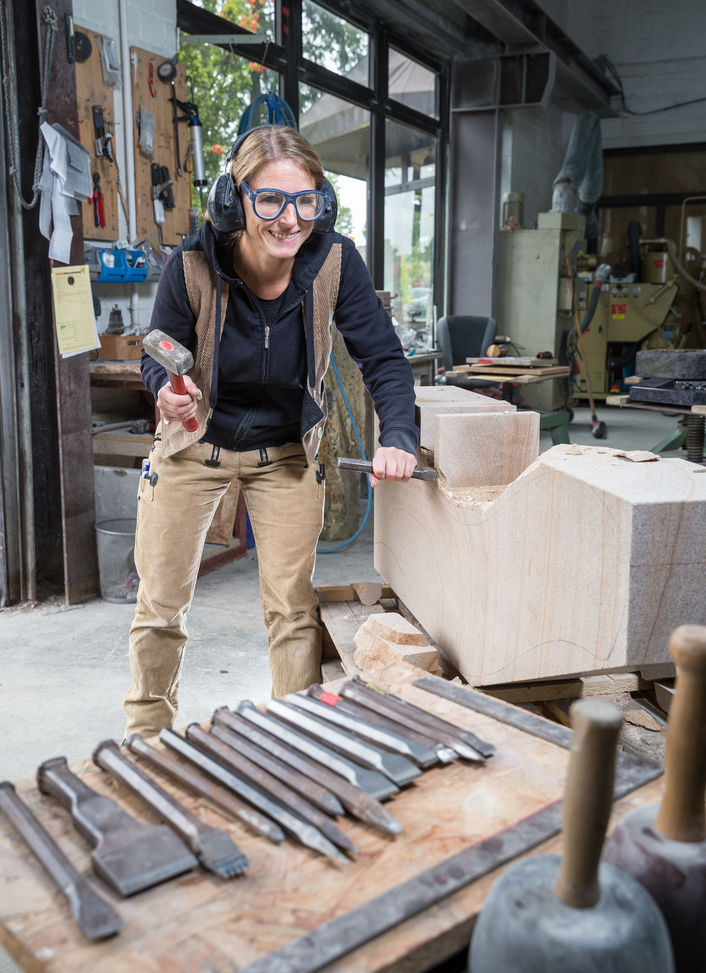 Daniela Clever bearbeitet eine Stele aus Ibbenbürener Sandstein - Traumberuf Steinmetz 2025