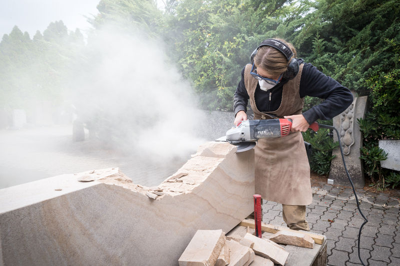 Daniela Clever flext einen Rohblock aus Ibbenbürener Sandstein - Traumberuf Steinmetz 2025