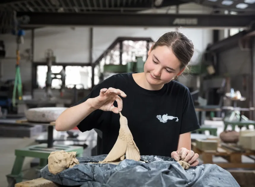 Aus Ton formt Anna Sophia Flakowski einen Kolibri. Traumberufe Steinmetz 2026