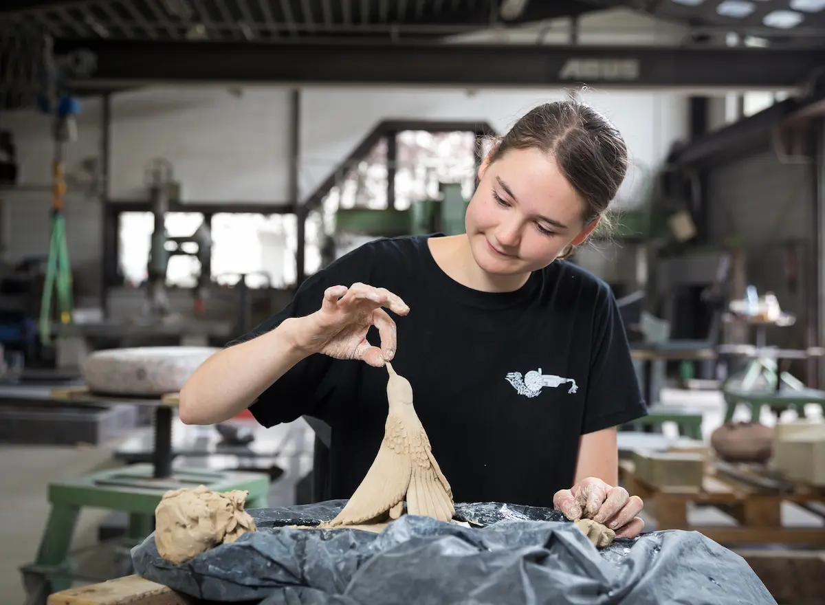 Aus Ton formt Anna Sophia Flakowski einen Kolibri. Traumberufe Steinmetz 2026