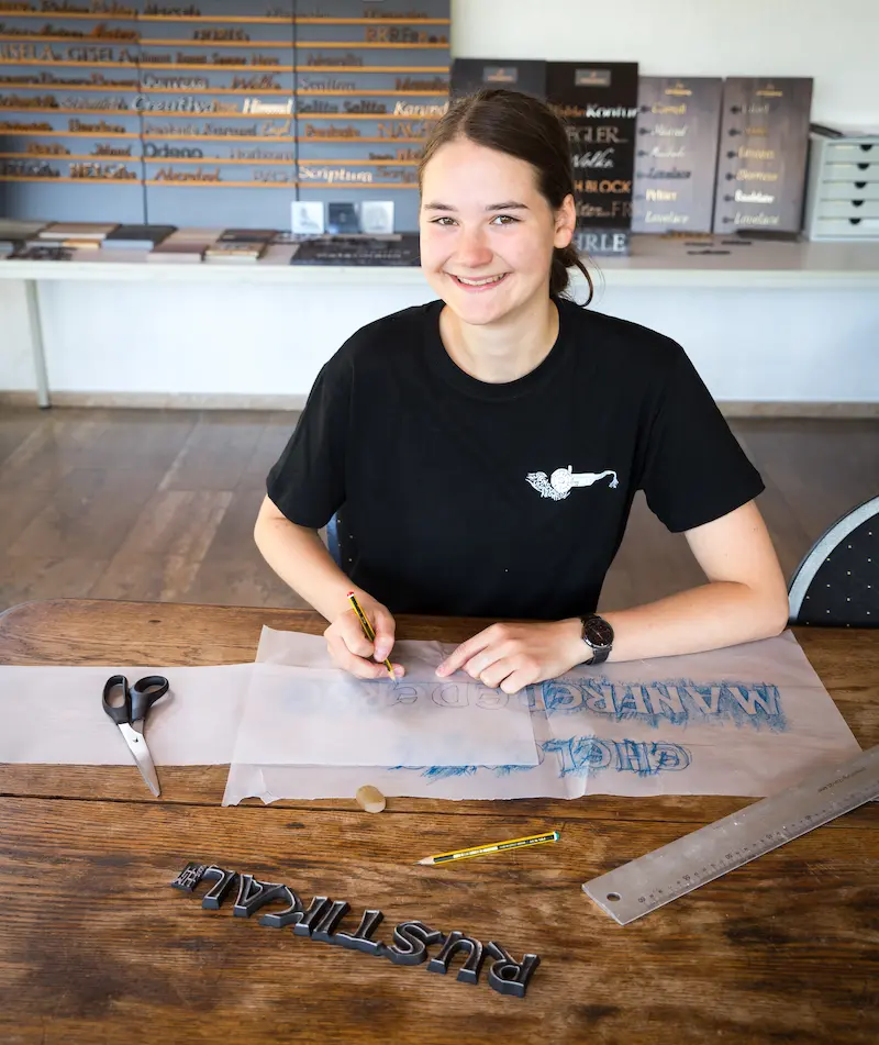Anna Sophia Flakowski erstellt ein Schriftmuster für einen Grabstein. Traumberufe Steinmetz 2026