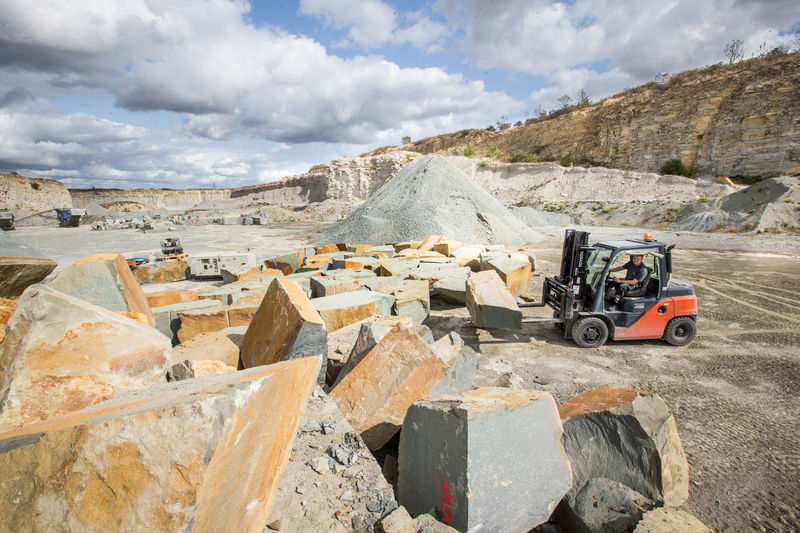 Jordan Blumenröhr transportiert Steinblöcke - Traumberuf Steinmetz 2025