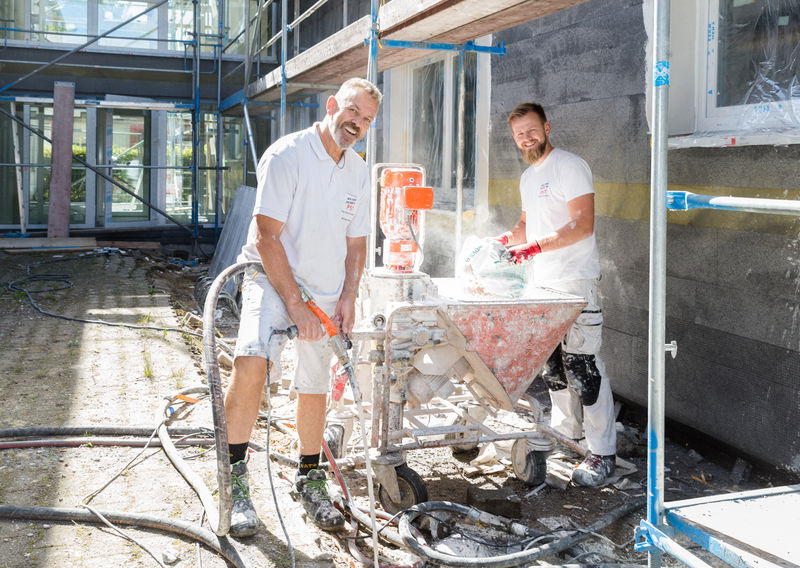 Stuckateurmeister Michael Kinscher (links) und sein Sohn Robin bereiten die Putzmaschine für ihren Einsatz vor - Traumberuf Stuckateur 2025