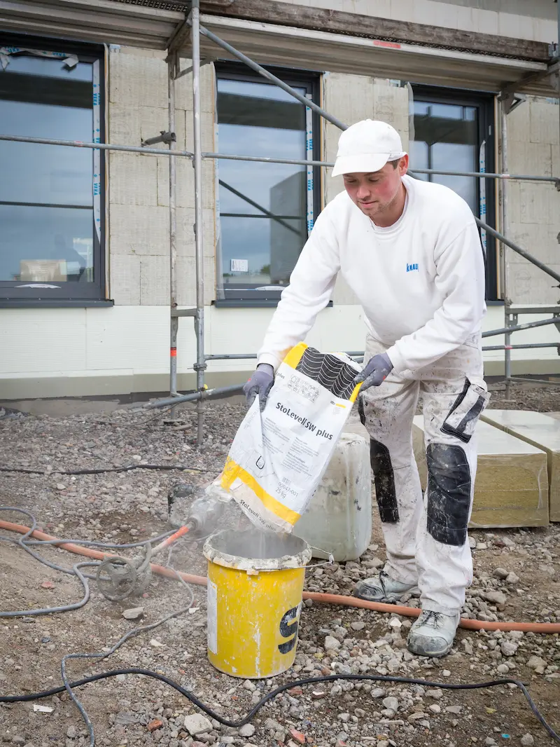 Stuckateur Hubert Graf mischt Mörtel an. Traumberufe Stuckateur 2026