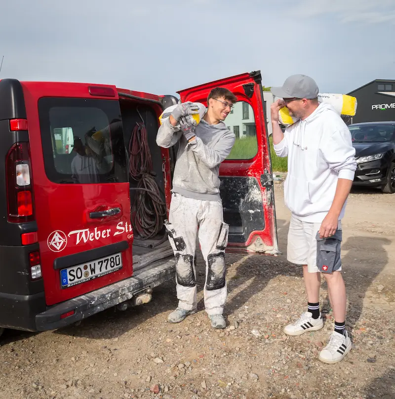 Jürgen Steimann (links) und Magnus Kipping bringen Materialien zur Baustelle. Traumberufe Stuckateur 2026