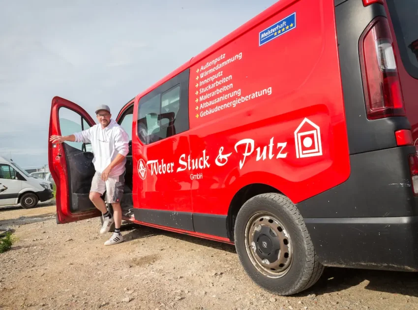 Stuckateurmeister Jürgen Steimann steigt aus dem Firmenwagen aus. Traumberufe Stuckateur 2026