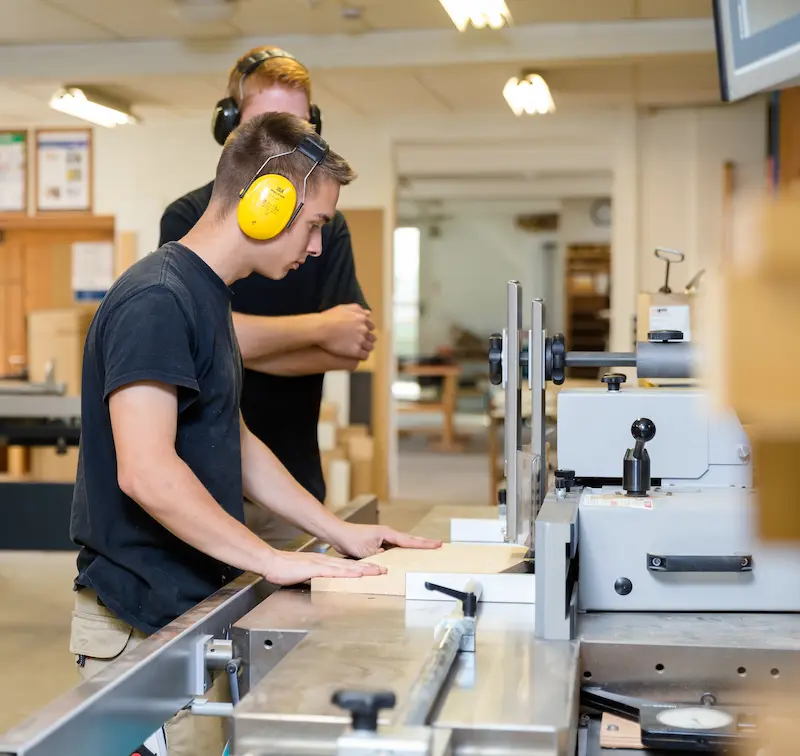 Louis Becker (vorne) und Lukas Schrage an der CNC-gesteuerten Tischfräse. Traumberufe Tischler 2026