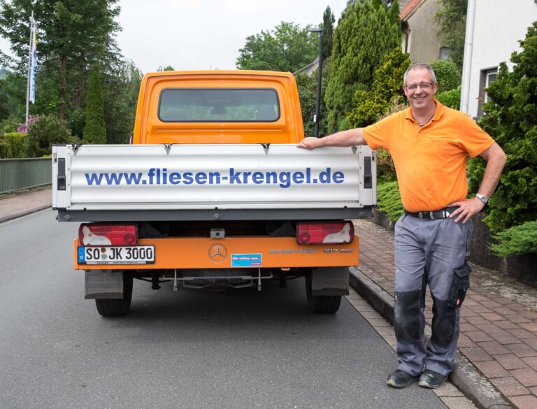 Fliesenlegermeister Jörg Krengel steht an seinem Transporter, mit dem er auch XXL-Fliesen bequem zum Kunden bringen kann, um sie dort fachgerecht zu verlegen. Foto: Gabi Bender