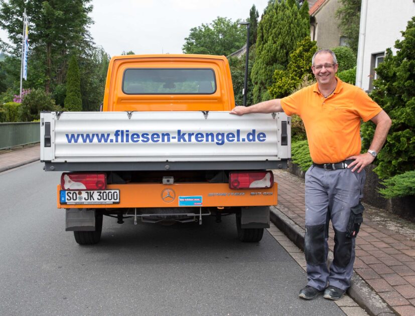 Fliesenlegermeister Jörg Krengel steht an seinem Transporter, mit dem er auch XXL-Fliesen bequem zum Kunden bringen kann, um sie dort fachgerecht zu verlegen. Foto: Gabi Bender