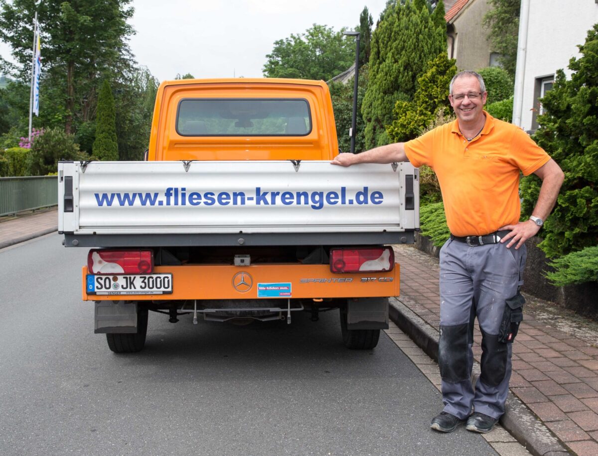 Fliesenlegermeister Jörg Krengel steht an seinem Transporter, mit dem er auch XXL-Fliesen bequem zum Kunden bringen kann, um sie dort fachgerecht zu verlegen. Foto: Gabi Bender