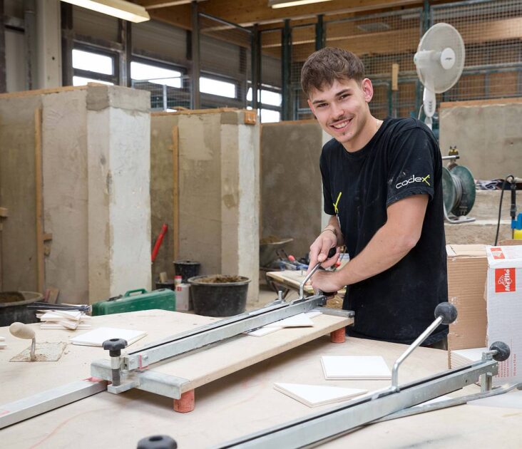Louis Scholz beim Fliesenschneiden - Ausbildung zum Fliesenleger 2024