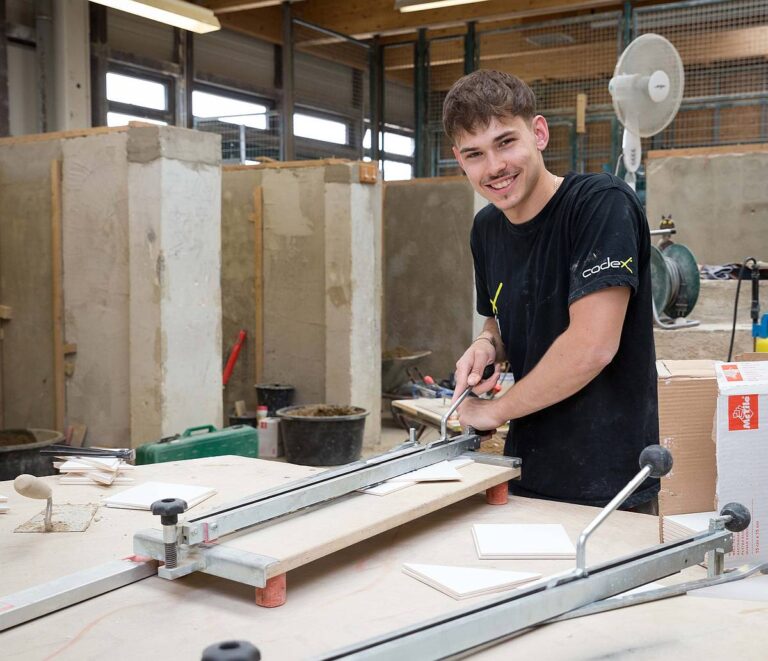 Louis Scholz beim Fliesenschneiden - Ausbildung zum Fliesenleger 2024