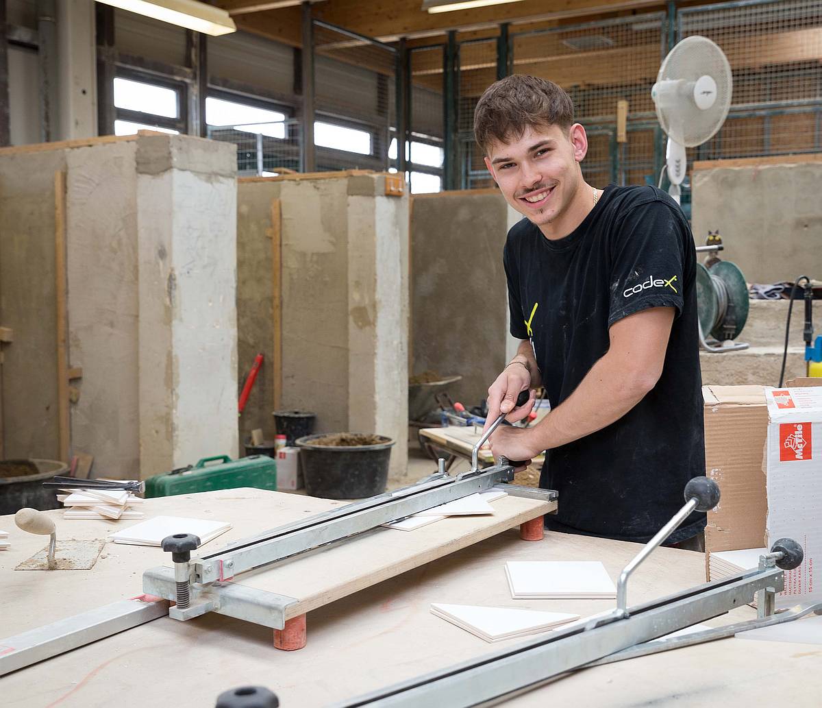 Louis Scholz beim Fliesenschneiden - Ausbildung zum Fliesenleger 2024