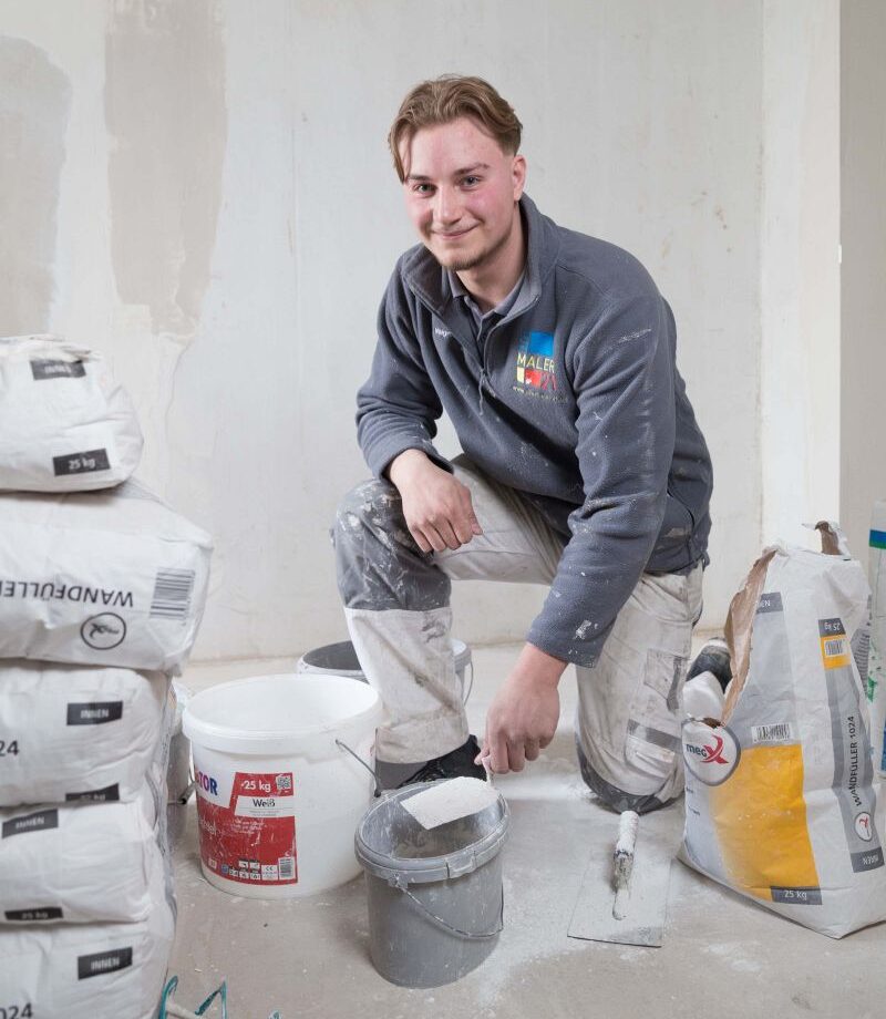 Brian Volgmann stellt die benötigte Menge Putz auf einer Baustelle selbst her - Traumberufe Maler und Lackierer 2023