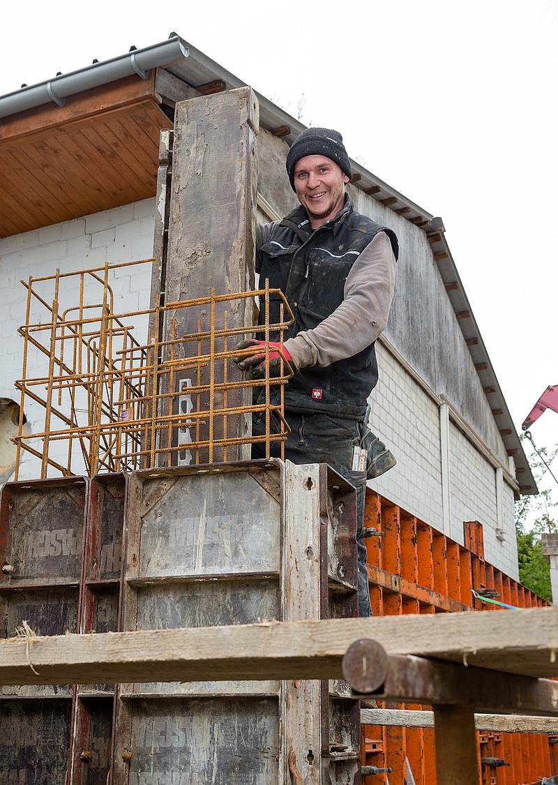 Maurermeister Nico Dienst setzt eine Standardschalung ein, in die er anschließend Frischbeton einbringt. Sobald dieser Beton hart geworden ist, kann die Schalung entfernt werden. Foto: Gabi Bender