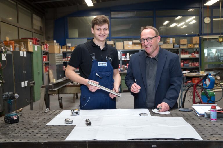 Geschäftsführer Richard Hentschel und Junggesellen Luca Keysselitz beschäftigen sich mit einer Konstruktionszeichnung. (Foto: Bender)
