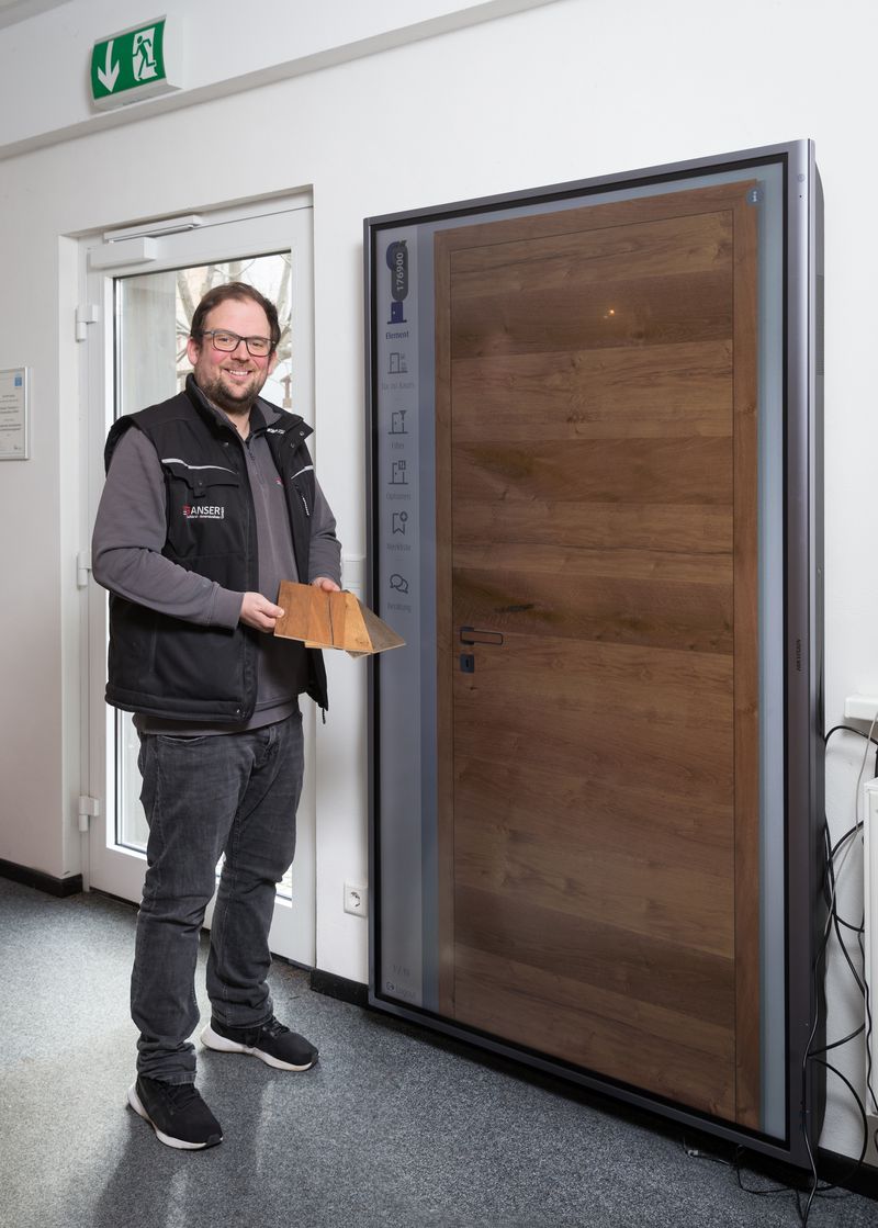 Patrick Ganser steht vor einem zwei Meter großen Bildschirm