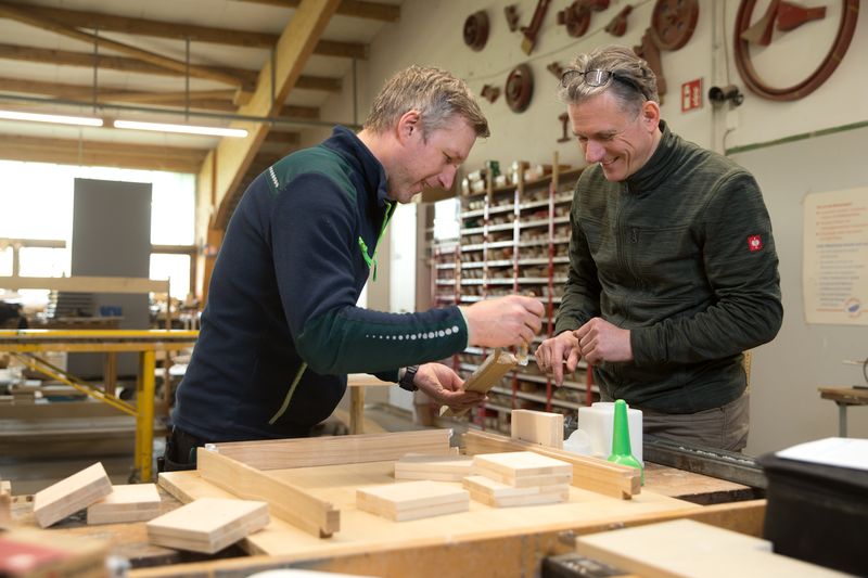 Dmytro Zalotok und Tischlermeister Andreas Schwienhorst in der Werkstatt