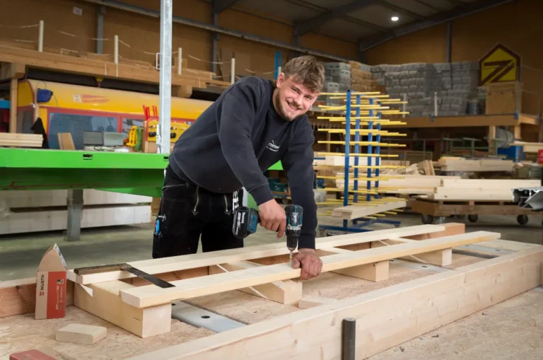 Moritz Constapel schraubt ein Hochbeet aus Holz zusammen. Traumberufe Zimmerer 2026