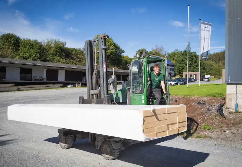 Zimmerer-Azubi Alexander Wirth fährt Holzlatten über die Einfahrt zur großen Halle. Traumberufe Zimmerer 2026