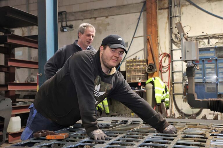 Für die Zukunft gerüstet: Matthias Göke (hinten) stellt sein Unternehmen breit auf – produziert neben Klassikern wie Treppen und Geländer noch Gestelle für Solarmodule und PV-Anlagen. (Foto: Markus Liesegang)