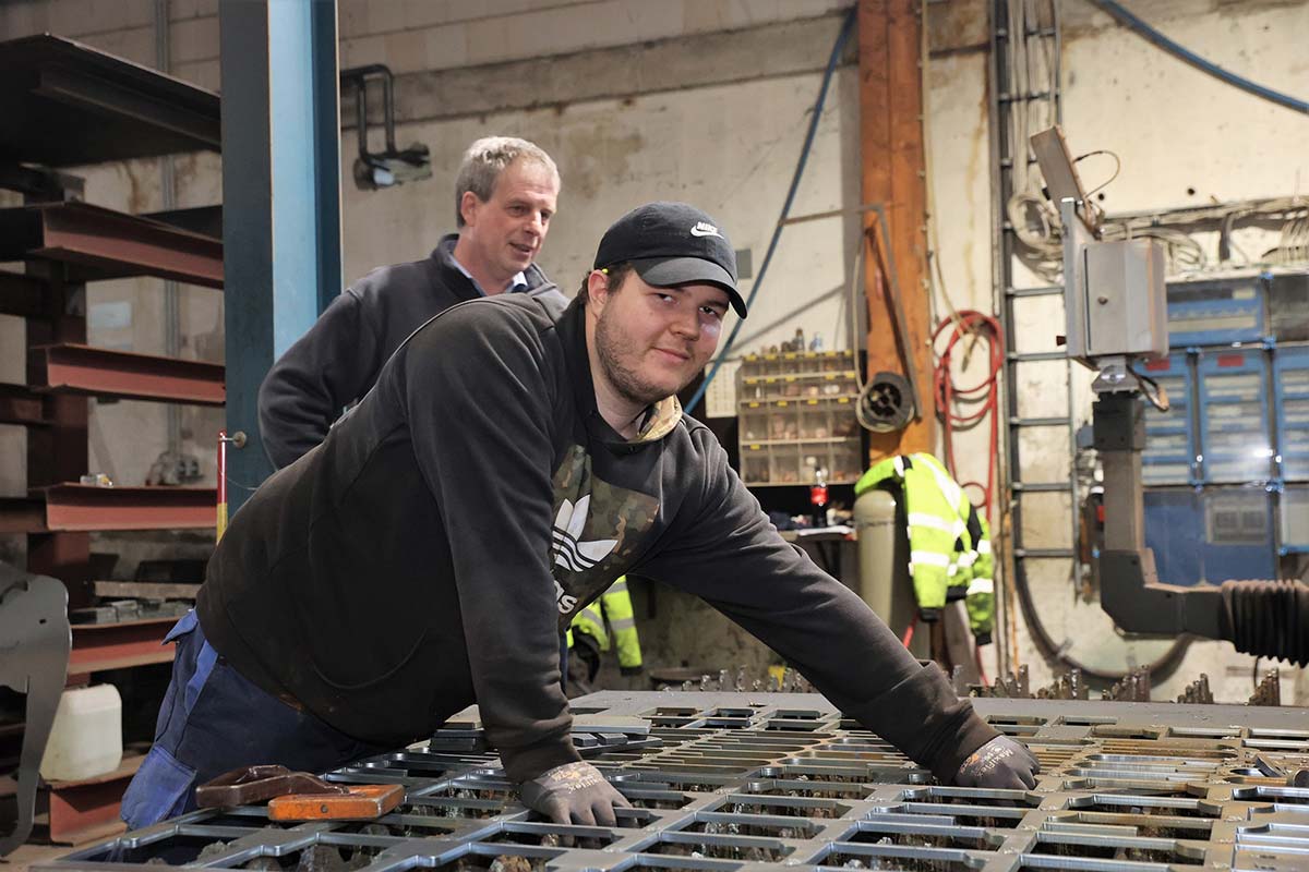 Für die Zukunft gerüstet: Matthias Göke (hinten) stellt sein Unternehmen breit auf – produziert neben Klassikern wie Treppen und Geländer noch Gestelle für Solarmodule und PV-Anlagen. (Foto: Markus Liesegang)