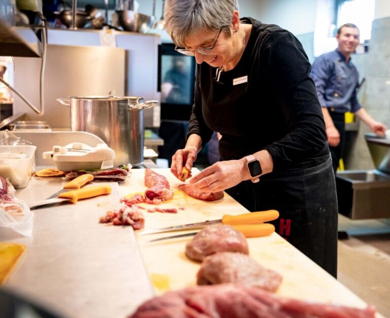 Fleischereifachverkäuferin Heike Schlummer schneidet ein Schweinefilet für die Theke zurecht. (Foto: Jorge Design)