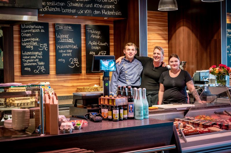 Der Spaß kommt bei der Arbeit nicht zu kurz: Max Theimann, der die Ausbildung zum Koch bei Hackethal gemacht hat, sowie die Fleischereifachverkäuferinnen Corinna Schilbock und Nadine Otterstedde sind ein tolles Team. (Foto: Jorge Design)