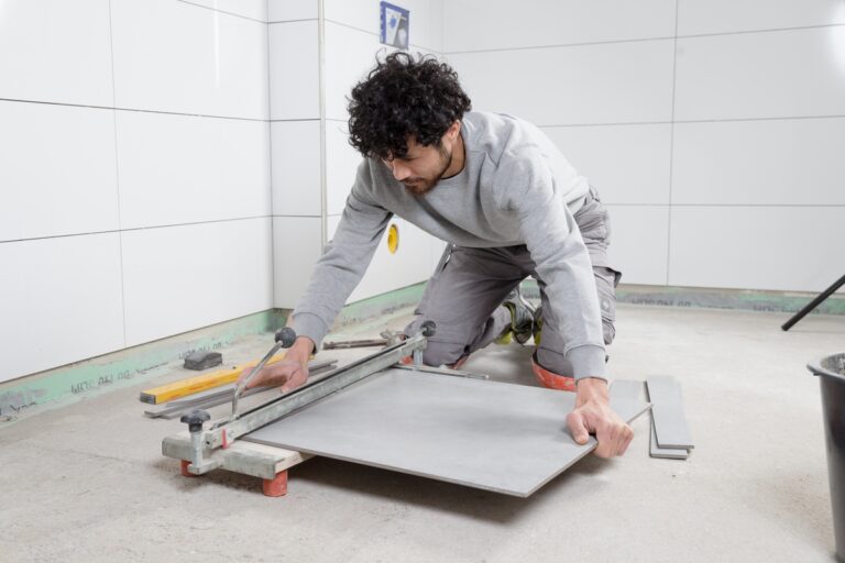 Höchste Präzision - Ausbildung zum Fliesenleger 2025